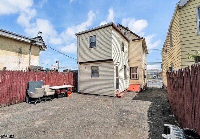 Building Photo - 550 Spring St