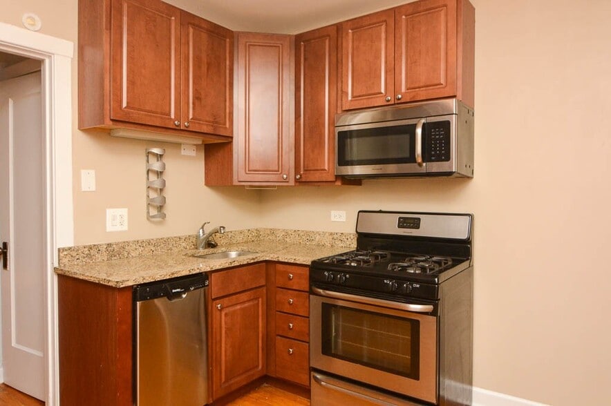 Building Photo - 4902 W Ainslie St