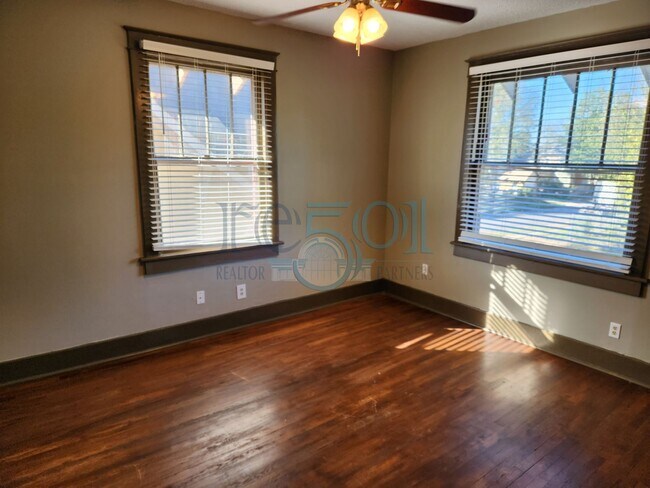 Building Photo - Historical 3 Bedroom 1 Bathroom!