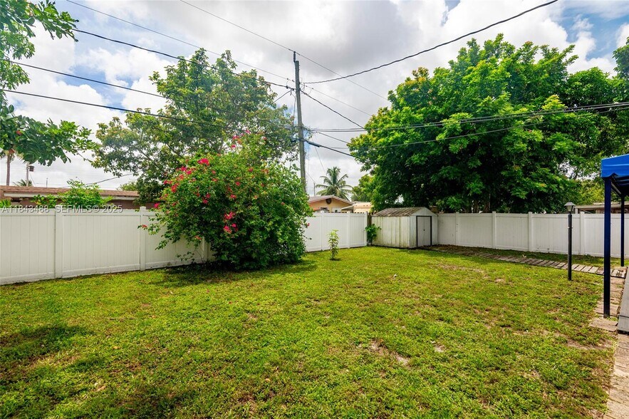 Building Photo - 2631 Alcazar Dr