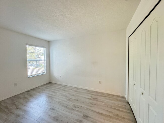 Building Photo - Great Townhome Close to Winter Garden vill...