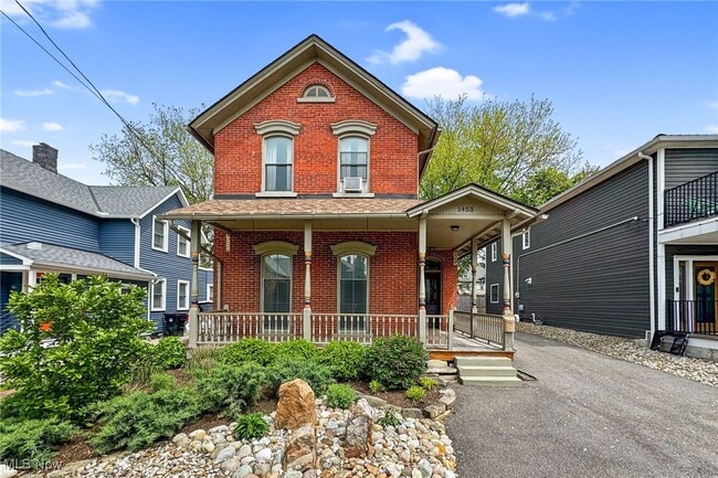 Primary Photo - 1453 W 52nd St