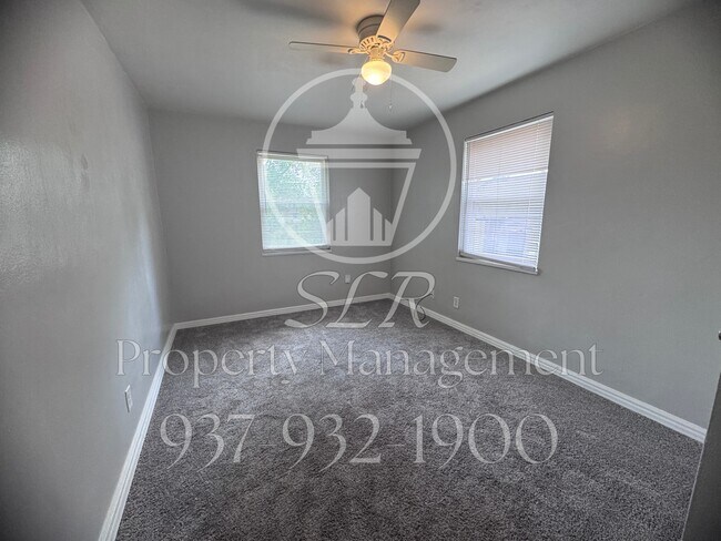 Building Photo - 420 E Siebenthaler Ave