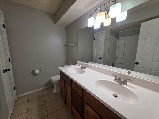 Building Photo - 1008 N Turtle Creek Dr