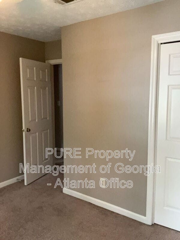 Building Photo - 743 Helga Dr NE