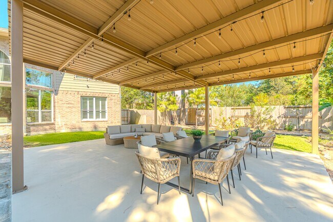 Building Photo - 2 Graylin Woods Pl
