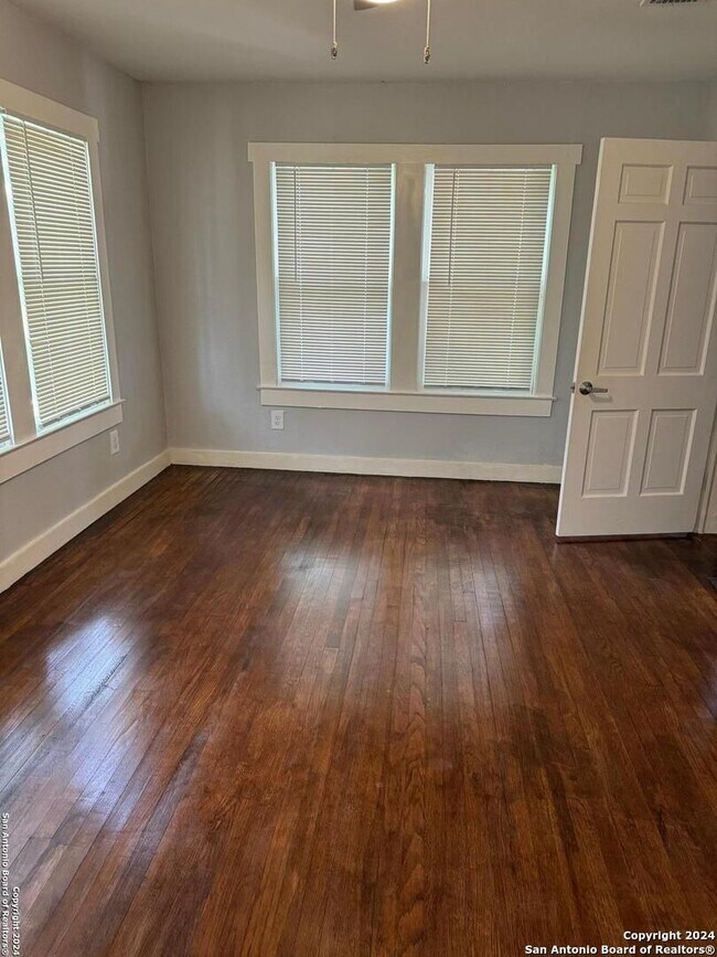 Building Photo - 2 Bedroom in Alamo Heights!