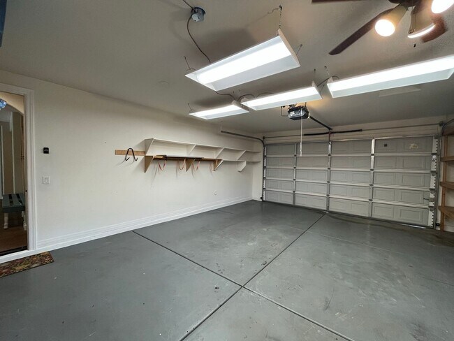 Building Photo - 5 Bedroom Home in the Montelena Neighborho...