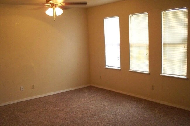 Building Photo - 827 Russell Cir