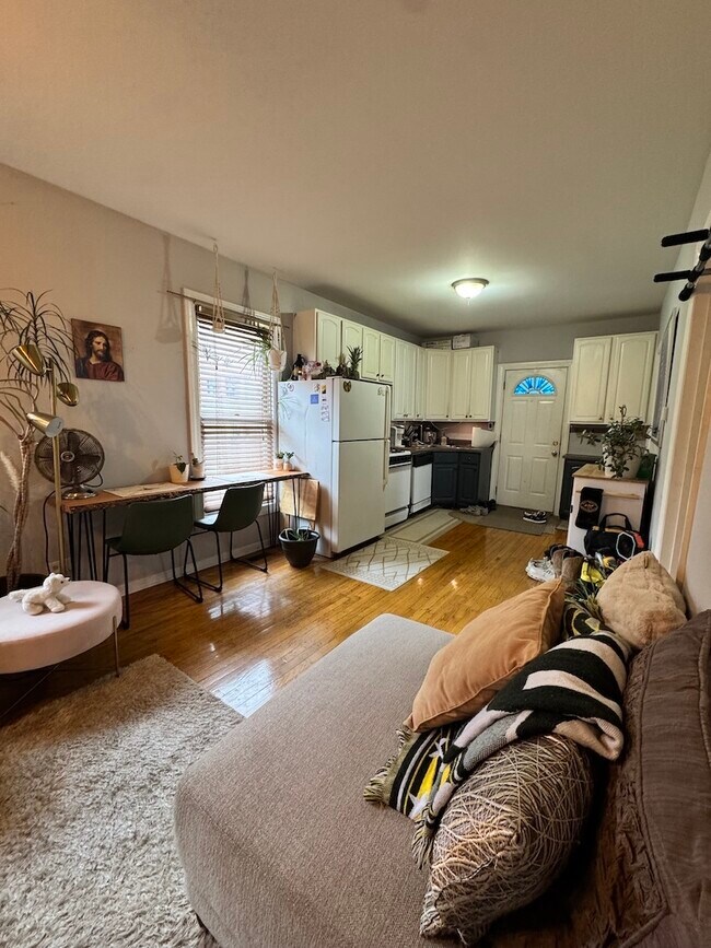 Building Photo - 2315 N Greenview Ave