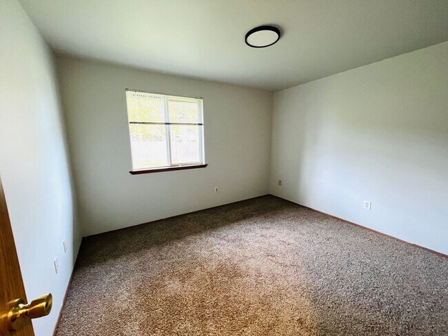 Building Photo - Adadow - Duplex E Broadway