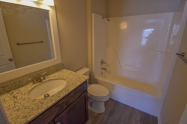 Building Photo - 2 Bedroom 2.5 Bath Townhome in Farmington!