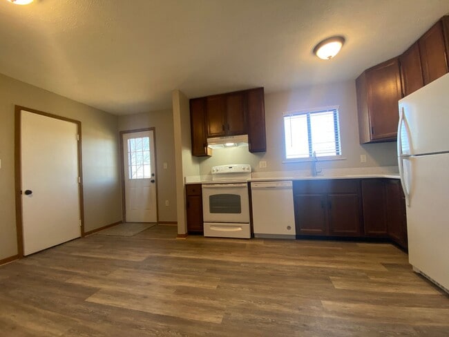 Building Photo - One level Home - 3 Bedroom w/ Garage- Available 08/05!