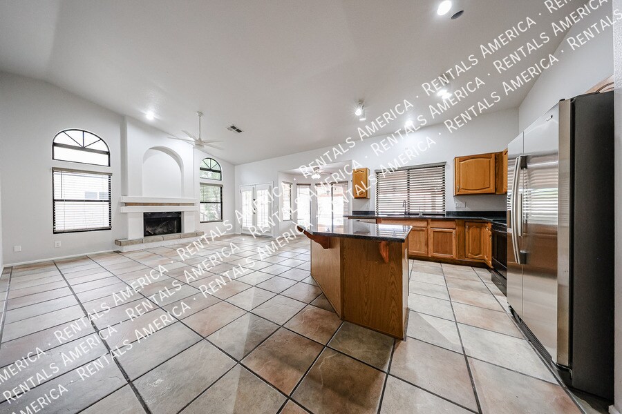 Building Photo - 1243 W Iris Dr