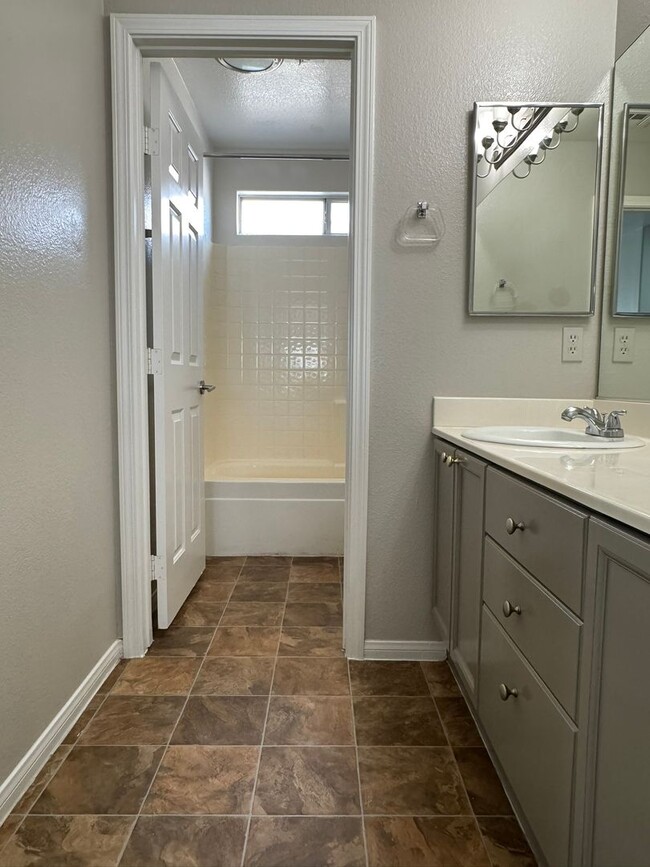 Building Photo - **Spacious 4-Bedroom Home in the Southwest!**