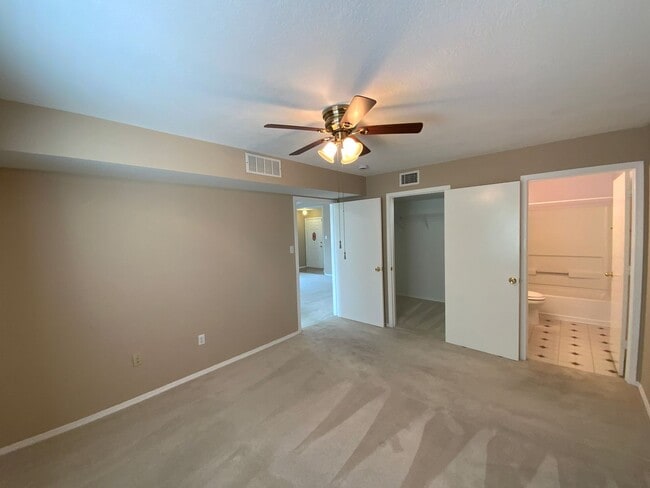Building Photo - 3 Bedroom Townhome Available Near Southern...
