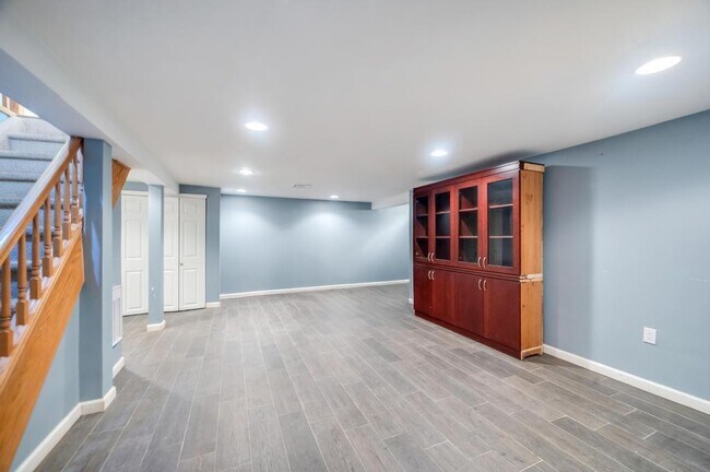 Building Photo - 18 Parkside Dr