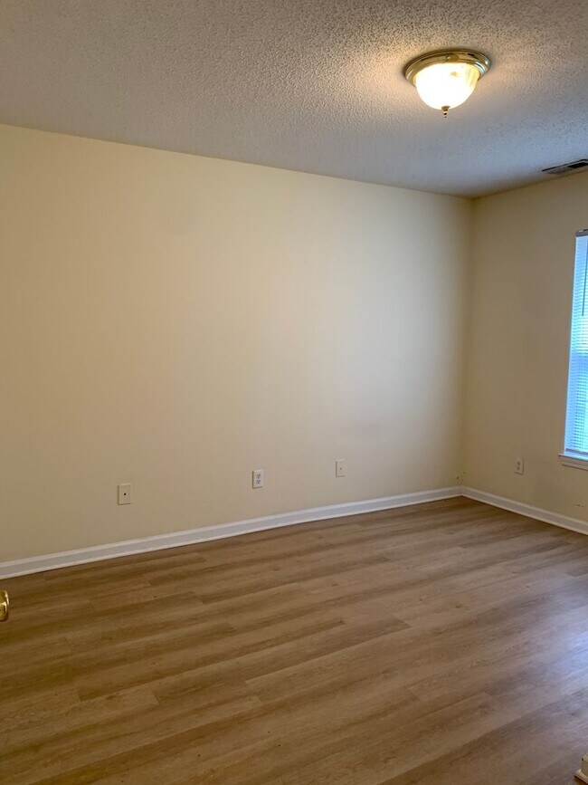 Building Photo - 3 Bedroom, 2 Bath House Available On Wesle...