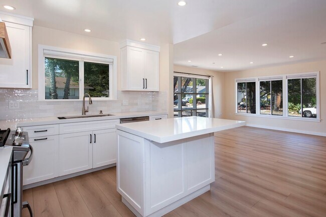 Building Photo - Remodeled Mesa Home Steps From Shoreline Park!