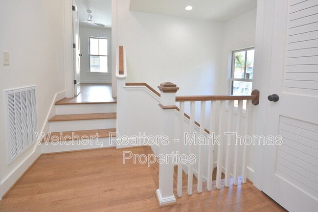 Building Photo - 2314 Stroller Ave