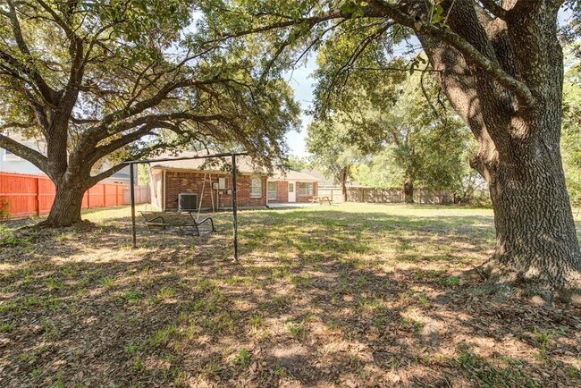 Building Photo - 17930 Seven Pines Dr