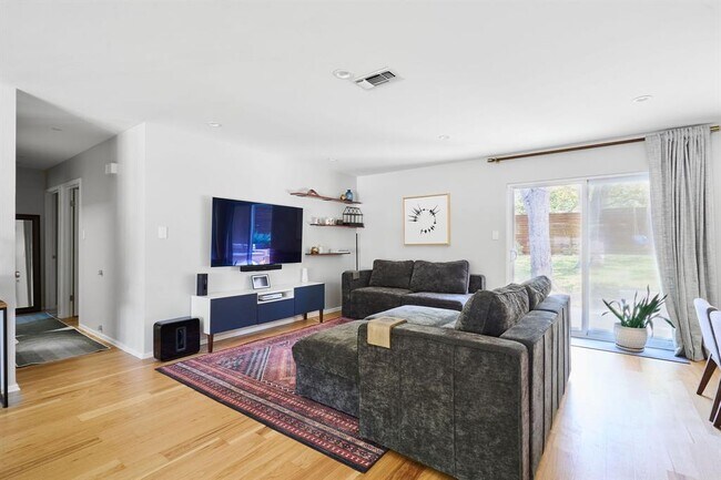 Building Photo - 1805 St Albans Blvd