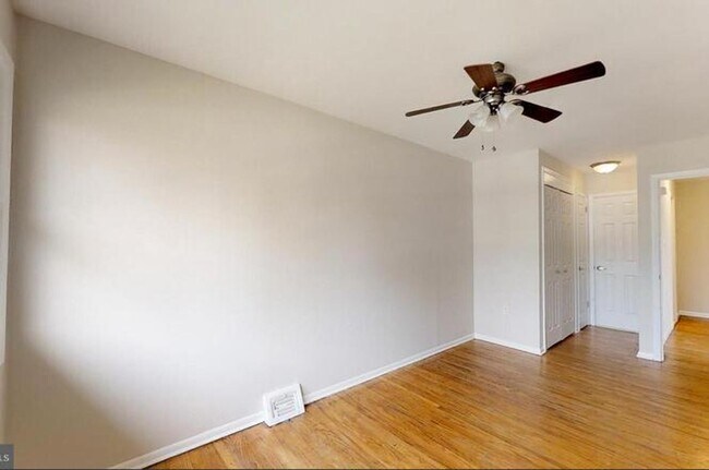 Building Photo - Recently Updated 4BR/2BA Twin with Central Air & Fenced Backyard