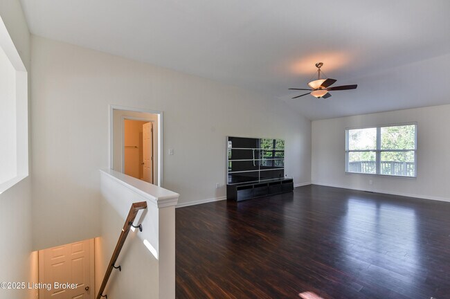 Building Photo - 220 Rockcrest Way