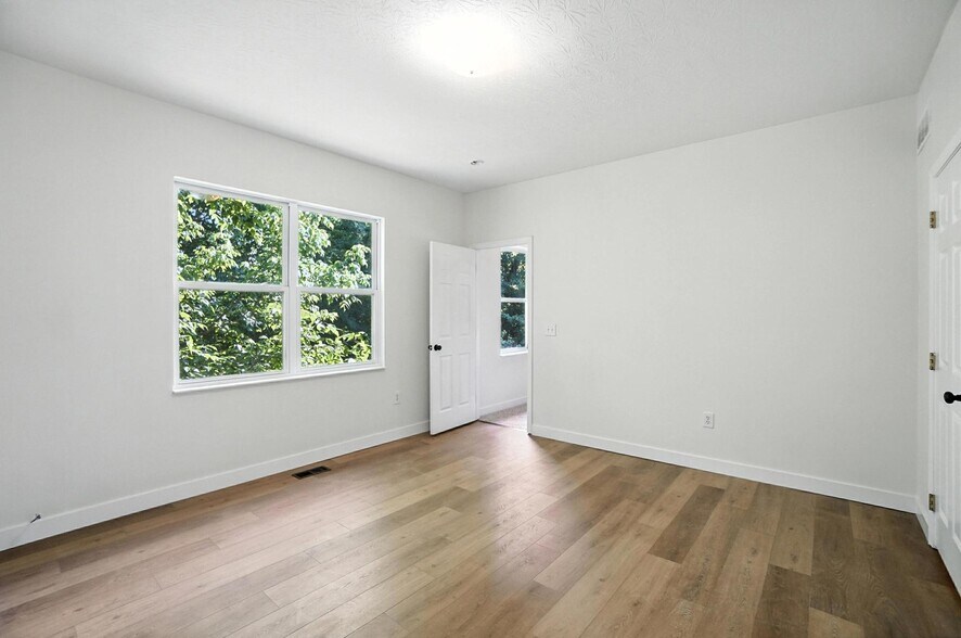 Building Photo - 2380 Oaktree Pl