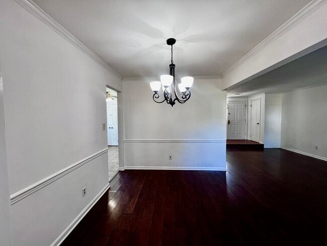 Building Photo - Must-See 3-Bedroom Home in Rosemont Forest!