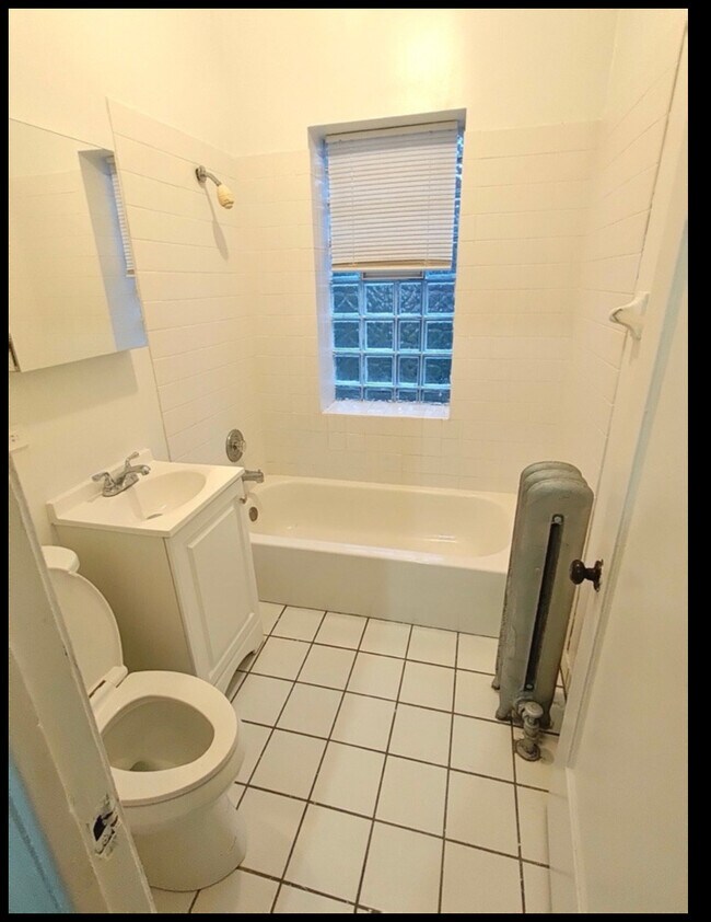 Building Photo - 5176 S King Dr