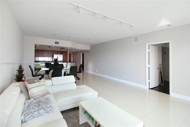 Building Photo - 14951 Royal Oaks Ln