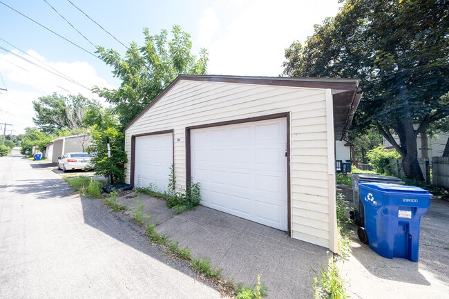 Building Photo - 1969 Hyacinth Ave E