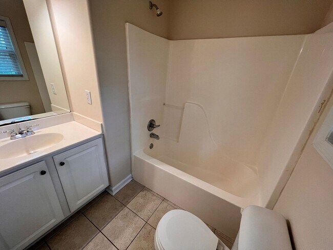 Building Photo - 4 Bedroom House in The Retreat  1/2 OFF SE...