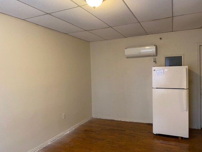 Building Photo - 1 Bedroom Efficiency For Rent Located on 2...