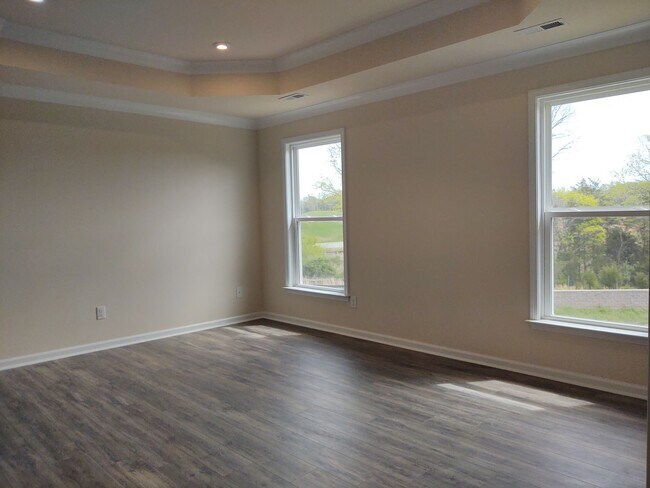 Building Photo - Enchanting Townhome located in the Pringle...