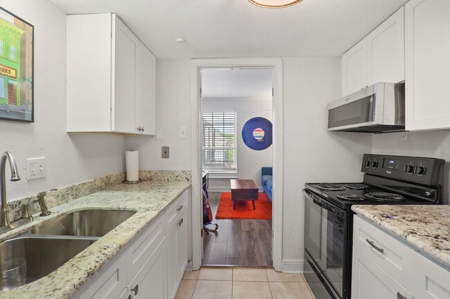 Building Photo - Gated Condo steps from Maple Street & St C...