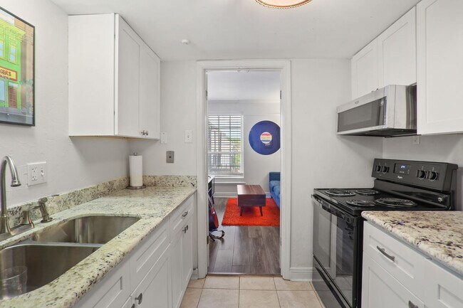 Building Photo - Gated Condo steps from Maple Street & St Charles!