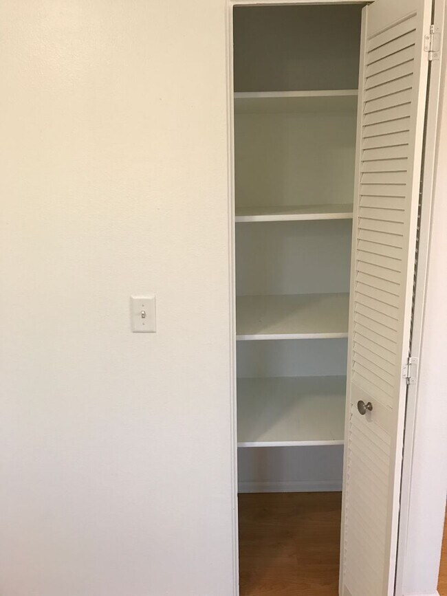 Building Photo - Beautifully Updated Townhome in Prime Loca...