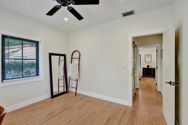 Building Photo - 807 SW 18th St