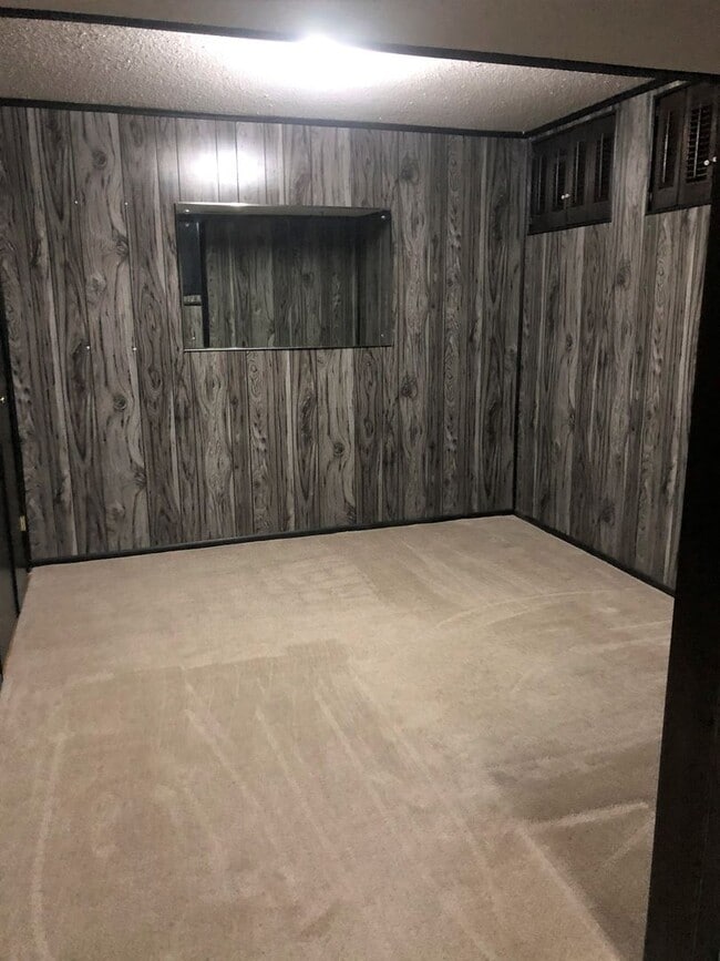 Building Photo - 4 Bed, 2 Bath House with 2-Car GARAGE!!