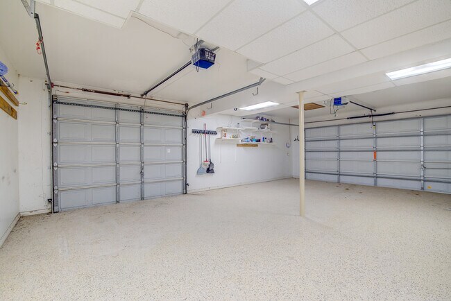 Building Photo - 8402 Columbia Dr