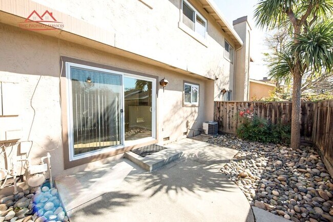 Building Photo - 1355 Sage Hen Way