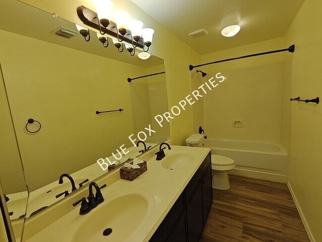 Building Photo - 710 W Calle Alta Loma