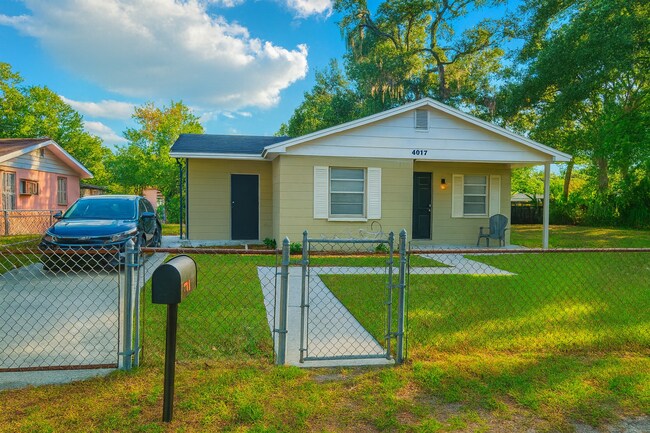 Primary Photo - Renovated 2/1 in the Heart of Tampa on a DOUBLE lot!