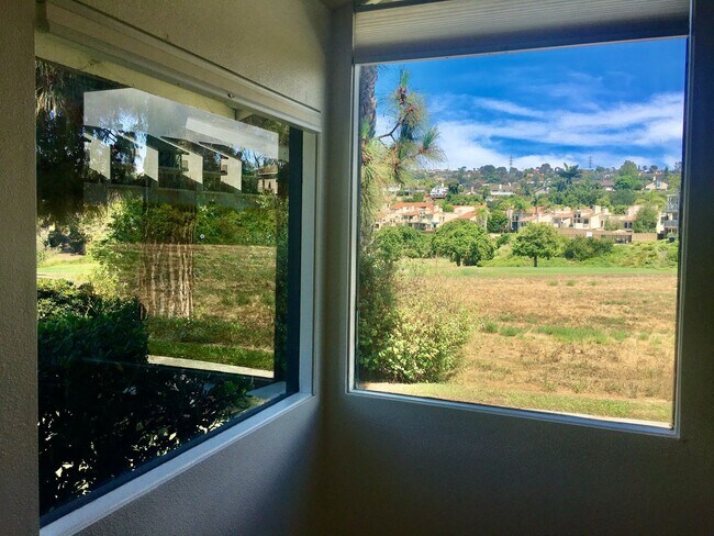 Building Photo - Modern Comfort with Stunning Views in La C...