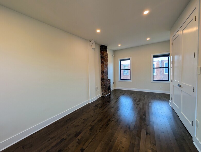 Building Photo - 1118 Titan St