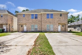 Building Photo - 10445 Wicklowe St