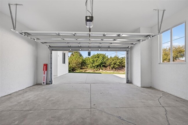 Building Photo - 511 Sweetwater Dr