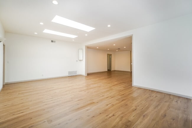 Building Photo - 6500 Lockhurst Dr